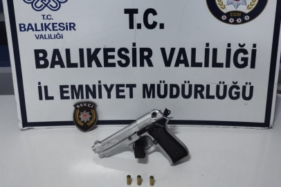 Altıeylül ve Karesi'de 3 Aranan Şahıs Yakalandı