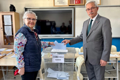 Burhan Karışık ve Eşi Hamiyet Hanım, Erdek İçin Oylarını Kullandı