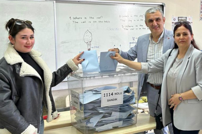 Hakan Afşin Arıcan Ailesiyle Oy Kullanarak Umudunu Paylaştı