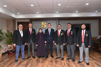 Şehit Yakınları ve Gaziler, Başkan Akın'a İadeyi Ziyaret Etti