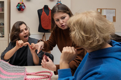İzmir'de sağırların 'sesi' oluyorlar
