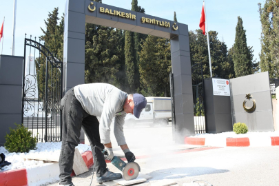 Balıkesir Büyükşehir'den Şehitlere Çiçeklerle Anma Vefa Örneği