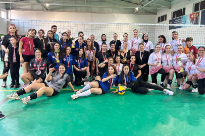 Manyas'ta Kadınlar Günü Voleybol Turnuvası Coşkuyla Gerçekleştirildi