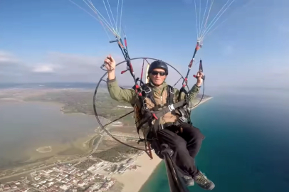 Saros'ta eski gazeteciden paramotorla manevi uçuş