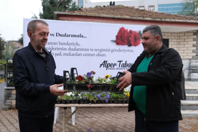 Bursa İnegöl'den mezarlıklarda çiçekli hediye