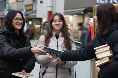 Cumhuriyet Bulvarı'nda kitap sürprizi