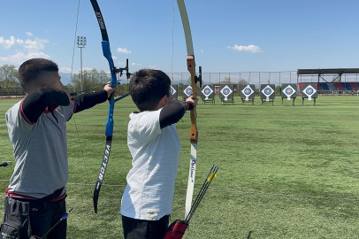 Düzce’de genç okçular hedefi vurdu