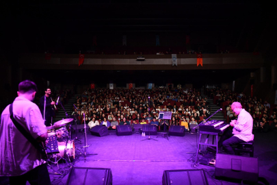 Balıkesir'de Caz Konserine Sanatseverlerden Yoğun İlgi
