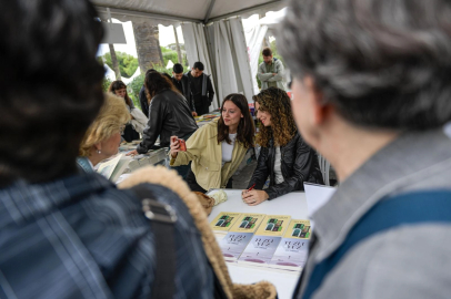 İzmir'de 'askıda kitap' için ilk bağış Başkan Tugay’dan
