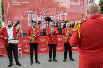 İzmir’de Cumhuriyet coşkusu başladı