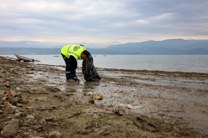 Sapanca Gölü'nde ekosistemi koruyan kıyı temizliği