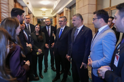 Burhanettin Duran'dan TBMM'de parlamento muhabirlerine ziyaret