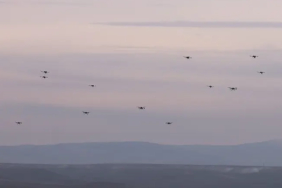 Türkiye'de ilk! Sürü İHA’lar gerçek mühimmatla hedefi vurdu