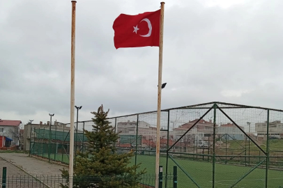 Edirne Keşan’da yıpranan bayrağı vatandaş yeniledi