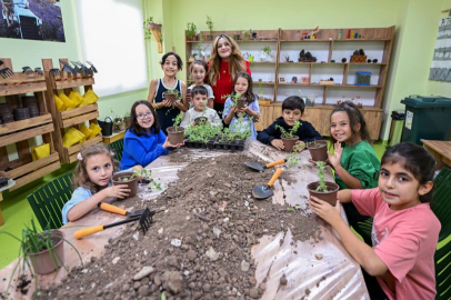 Mersin’de minik eller toprakla hayata dokunuyor