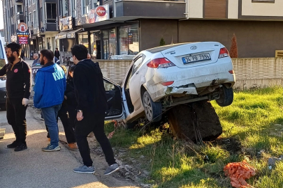 Düzce’de kontrolden çıkan otomobil kayaya çarptı: 2 yaralı!