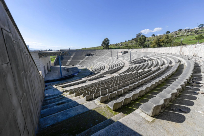 İzmir'de Aşık Veysel Amfi Tiyatro'ya yeni sezon öncesi bakım