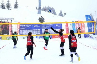 Bursa Osmangazi’den Uludağ’da nefes kesen kar voleybolu şöleni