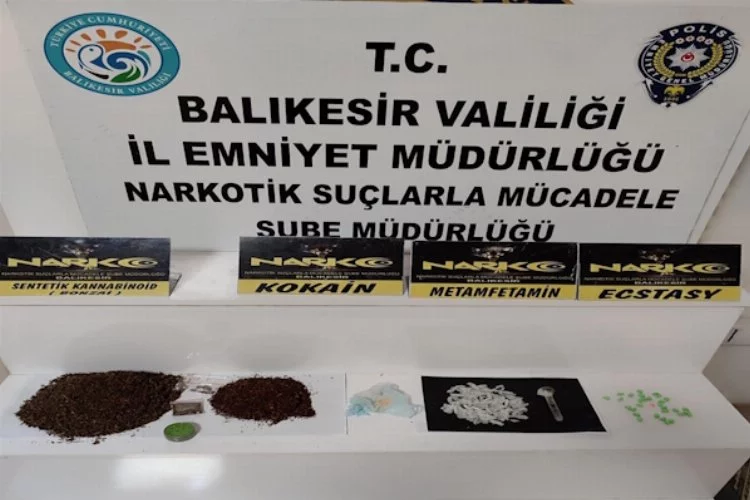 Balıkesir'de Araçta Gizlenmiş Uyuşturucular Ele Geçirildi: 4 Gözaltı